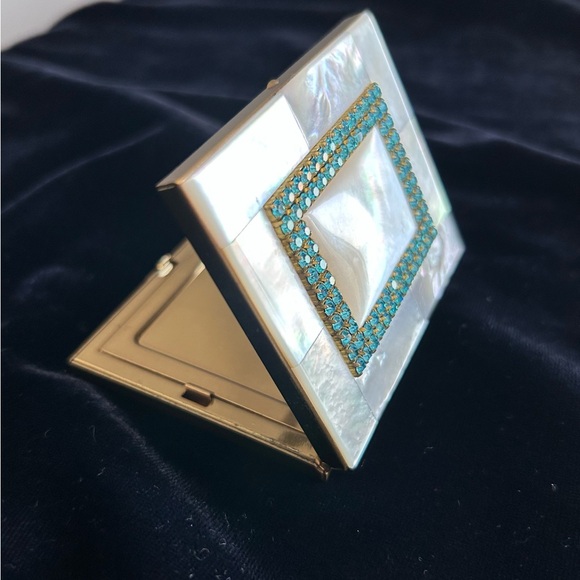 Vintage 50s Mother of Pearl Compact Mirror with Blue Rhinestone - Picture 5 of 7